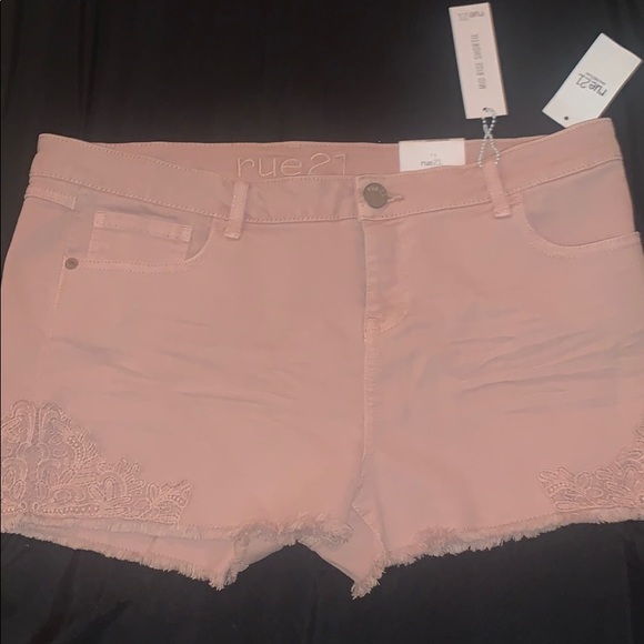 Mid rise pink shorts - Picture 1 of 3